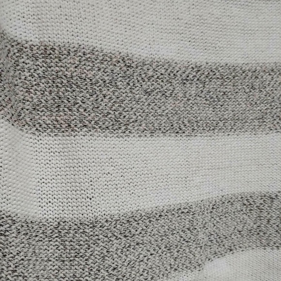 Cozy grey and white striped sweater - Picture 4 of 5